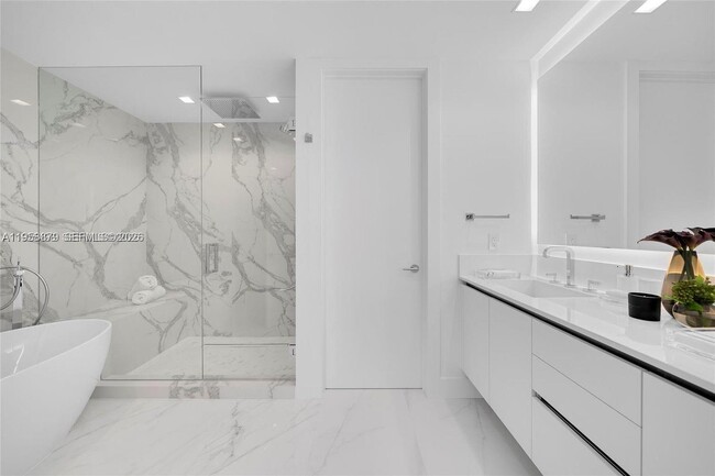 Building Photo - 100 South Pointe Dr