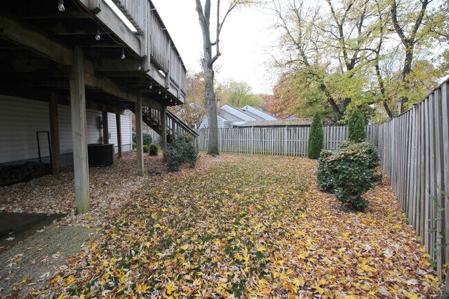 Building Photo - Large 4BR/3B Brick Home