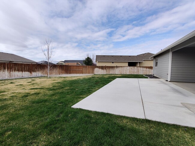 Building Photo - Great West Richland Location