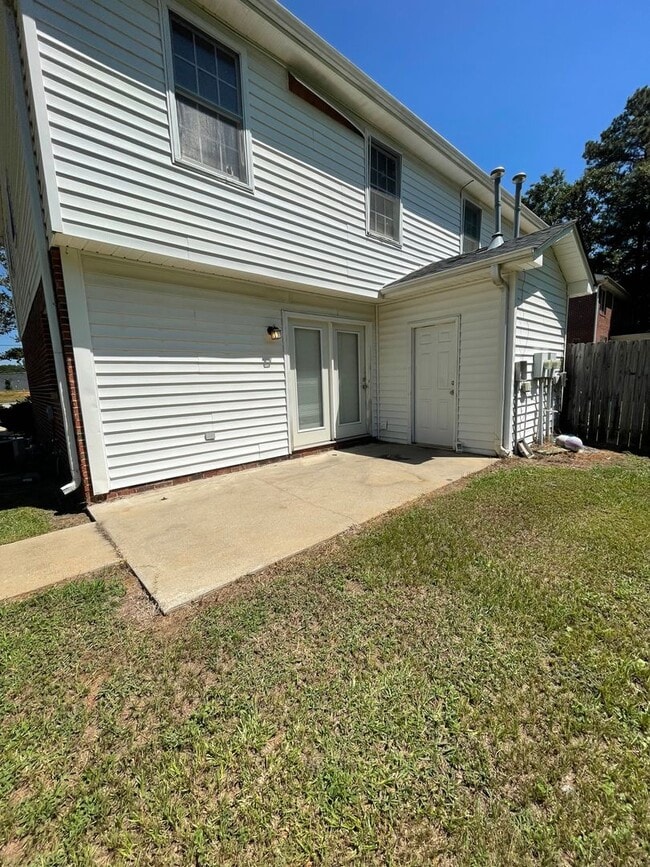 Building Photo - 3 Bedroom 2.5 Bath Townhome Located in Fou...