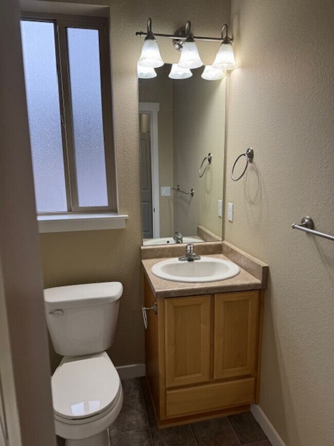 Building Photo - TOWNHOME/ 3 LEVELS W/ FENCED YARD AND GARA...