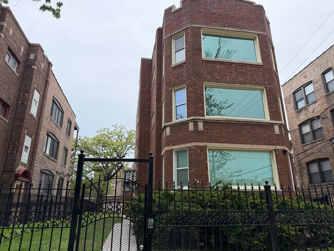 Building Photo - 7847 S Bennett Ave