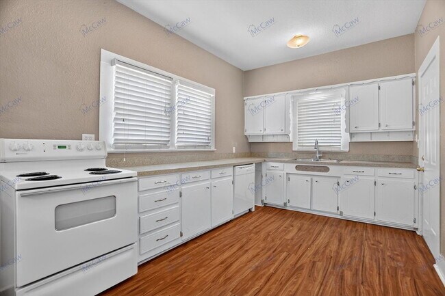 Building Photo - 303 S Elm St