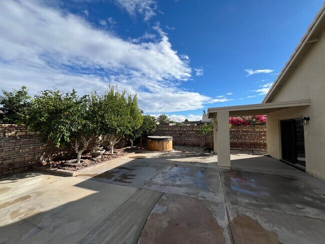 Building Photo - 3 BEDROOM HOME IN THE FOOTHILLS!