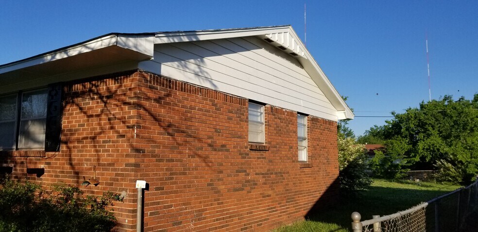Building Photo - 724 NE 81st St