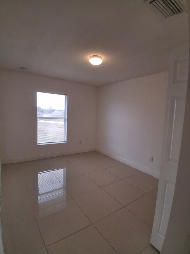 Building Photo - 9007 Meadow Cir