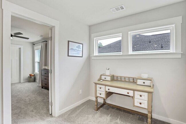 Building Photo - Spacious 4 bedroom 3 bath home with loft