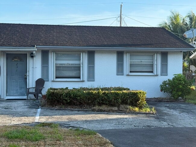 Primary Photo - 231 Hibiscus St