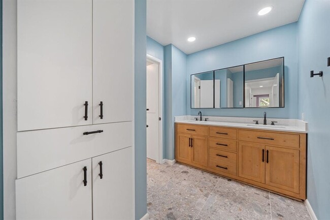 Building Photo - 2175 Park Rd