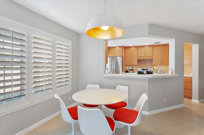 Building Photo - Fabulous Condo in The Pointe!