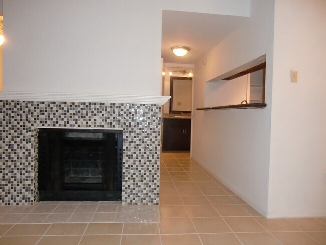 Building Photo - 752 Memorial Mews St