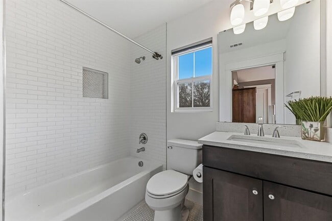 Building Photo - 1801 Pequeno St