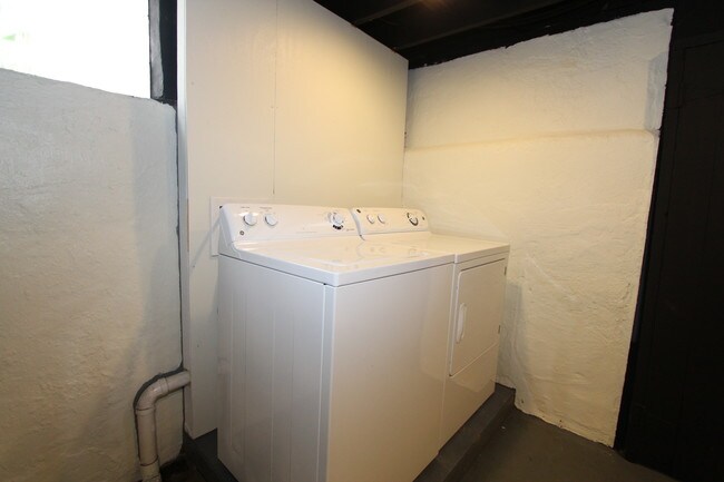 Building Photo - 1147 Hovey St SW