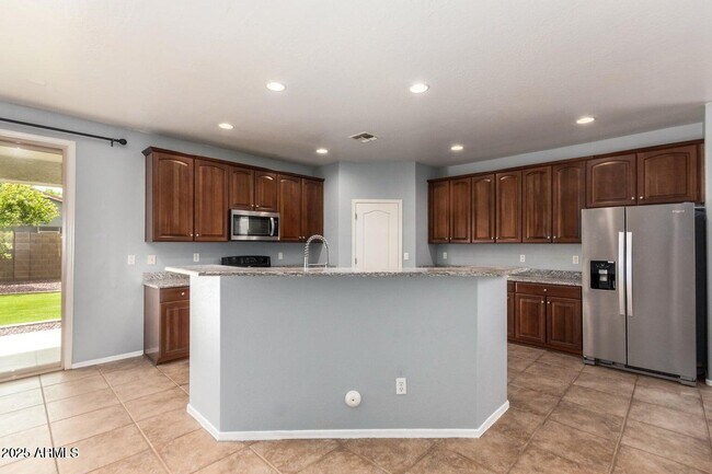 Building Photo - 42511 W Cheyenne Dr