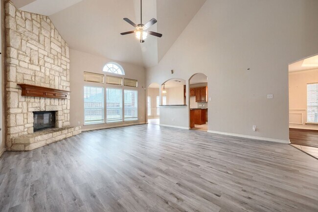 Building Photo - Stunning 5-Bedroom Home with Spacious Back...