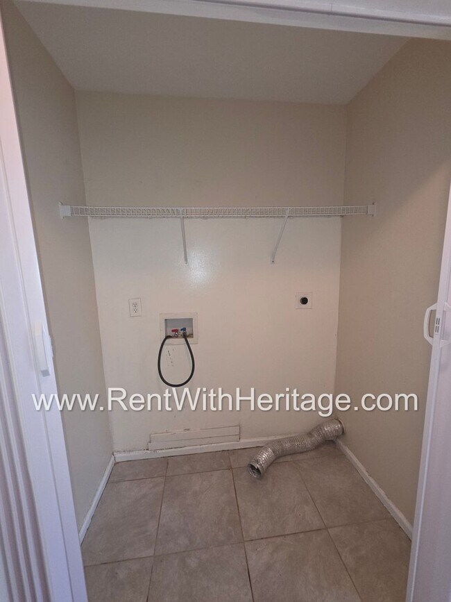 Building Photo - Fantastic 4bd/2.5ba Townhome/ Swim Tennis/ Great Location