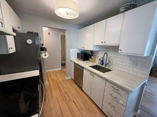 Building Photo - 2 Bedroom 2 Bathroom + Parking and Storage!