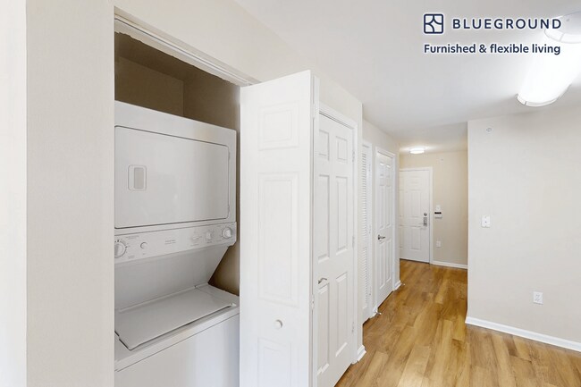 Building Photo - 160 Boylston St