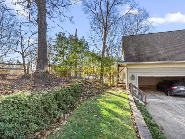 Building Photo - Studio Apt with waterviews on Lake Wylie!