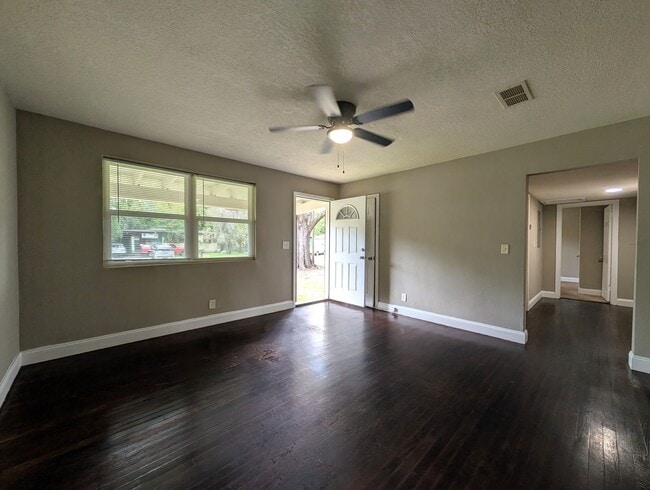 Building Photo - AVAILABLE NOW!! 3/1 Updated and Ready for a move-in!