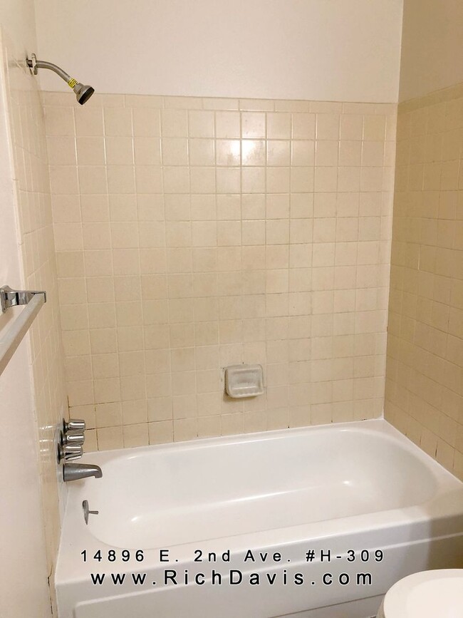 Building Photo - 2 bed, 2 bath with washer/dryer hookup.  G...