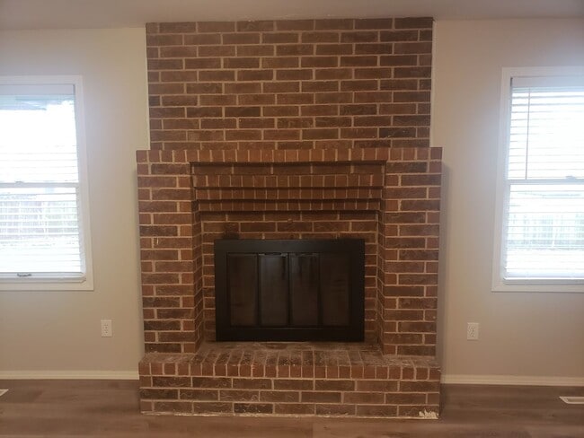 Building Photo - Kickapoo High District w/ Walk-In-Closet