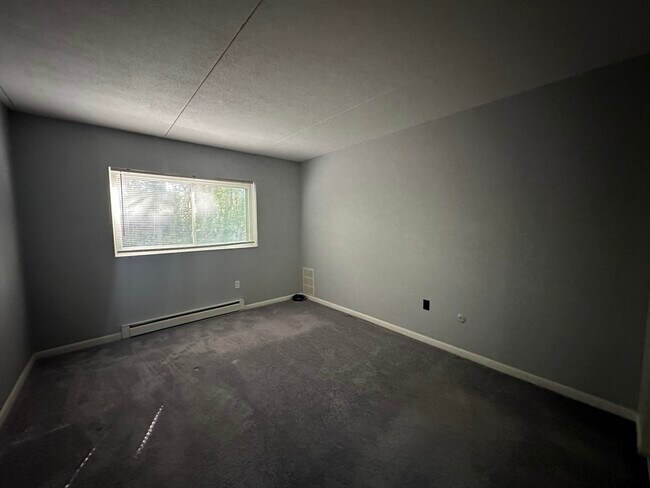 Building Photo - 49 Windsor Dr
