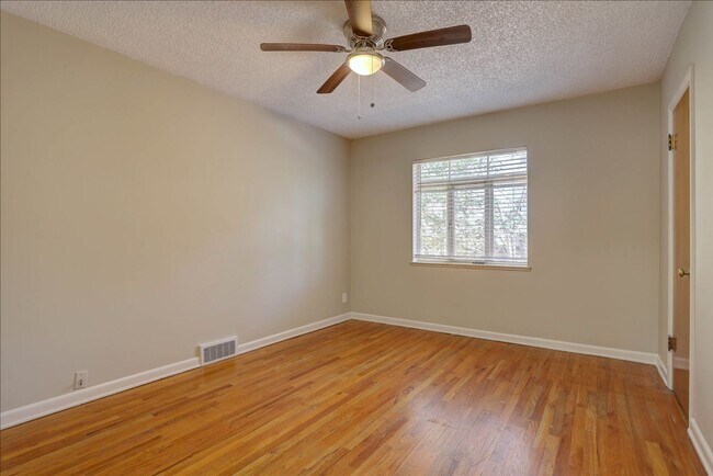 Building Photo - Spacious Sunnyside Bungalow, Finished Base...