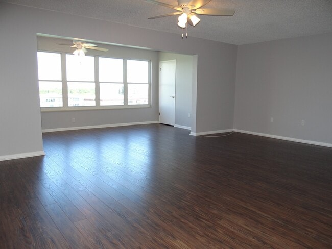 Building Photo - 6025 Shore Blvd S