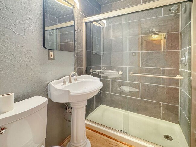 Building Photo - 127 E 47th St