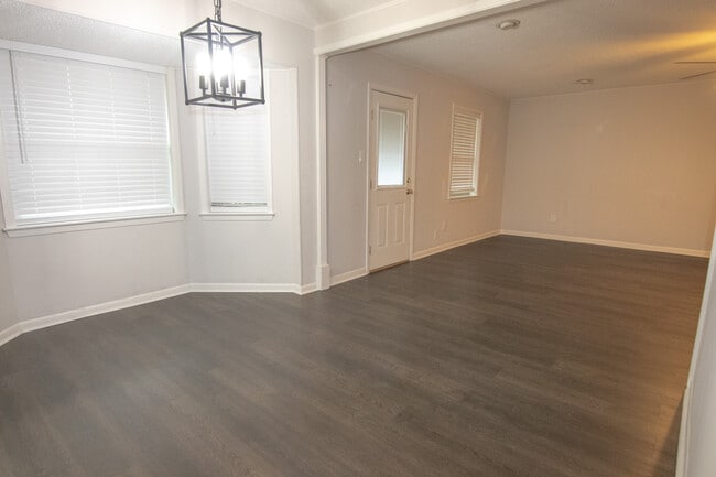 Building Photo - 5108 Twin Oaks St