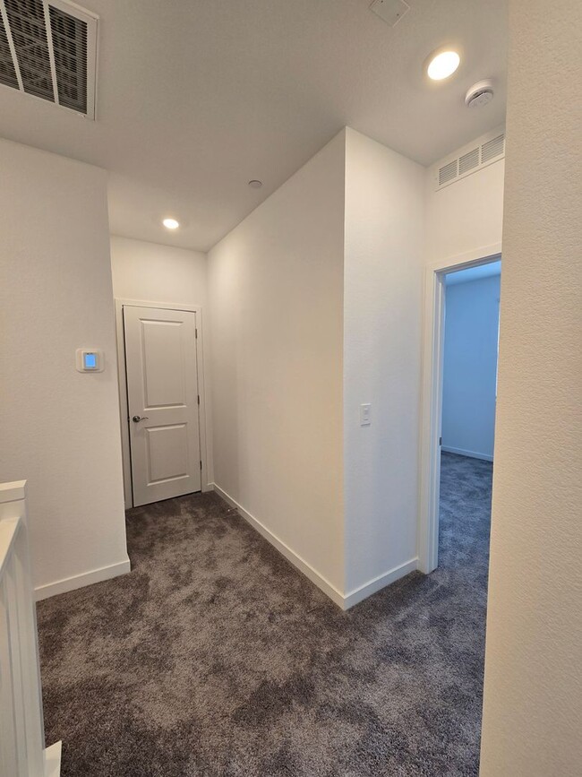 Building Photo - A Fabulous 3 Bedroom Townhome in Summerlin