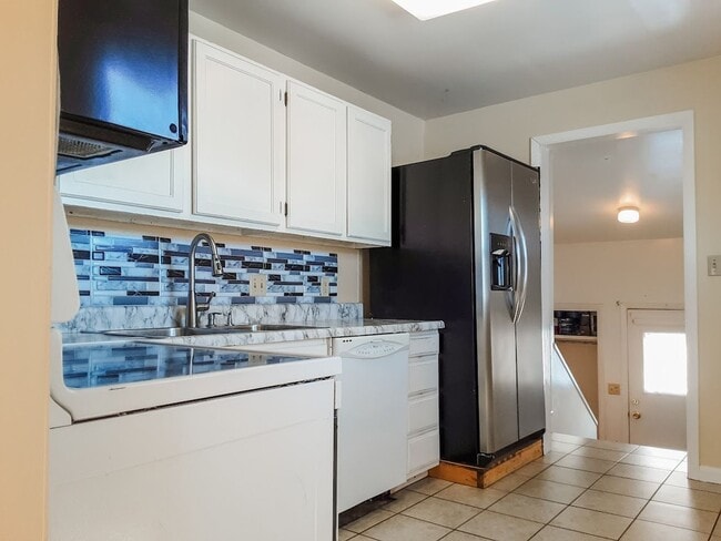 Building Photo - PET FRIENDLY 3 BED/ 2 BATH WITH GARAGE