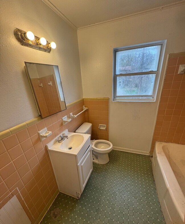 Building Photo - Newly Remodeled Units in Highland