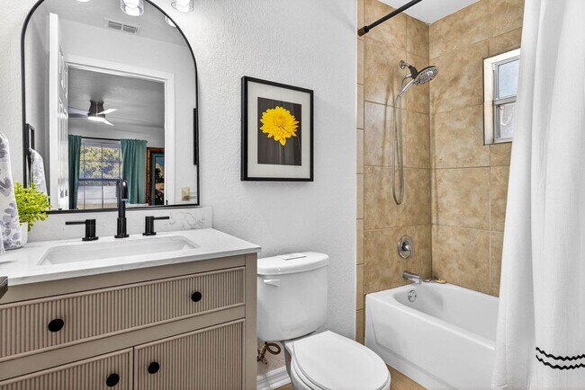 Building Photo - 310 W Warren Ave