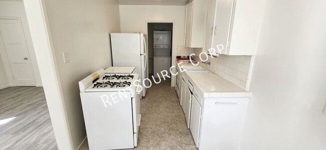 Building Photo - 609 E San Jose Ave