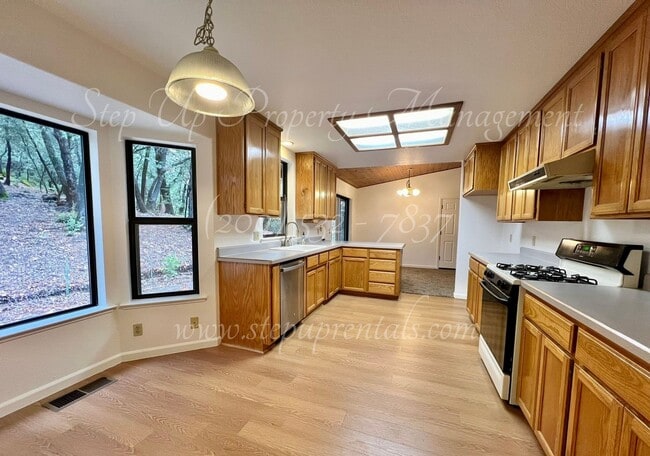 Building Photo - Cozy and Charming 3 Bedroom 2 Bathroom in ...