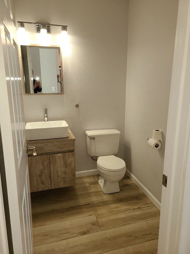 Building Photo - Beautiful Updated 3 bedroom 2.5 bath Hayde...