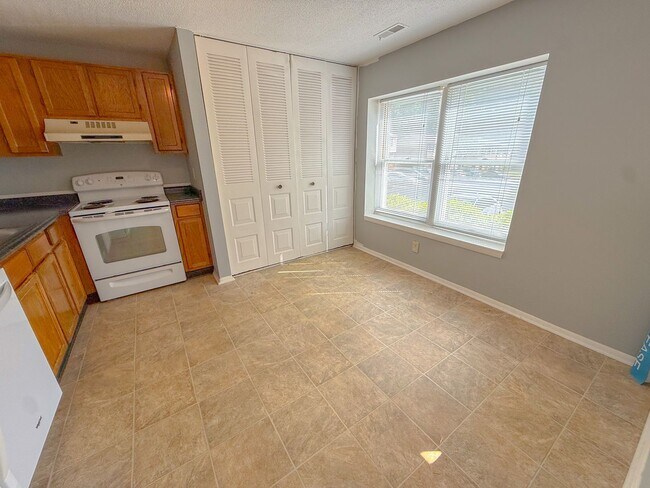 Building Photo - Move-In Ready North Raleigh Townhome Near I-440 & I-540