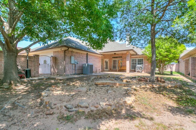 Building Photo - NOW AVAILABLE - Beautiful 3-Bedroom Home in the Southland Neighborhood!