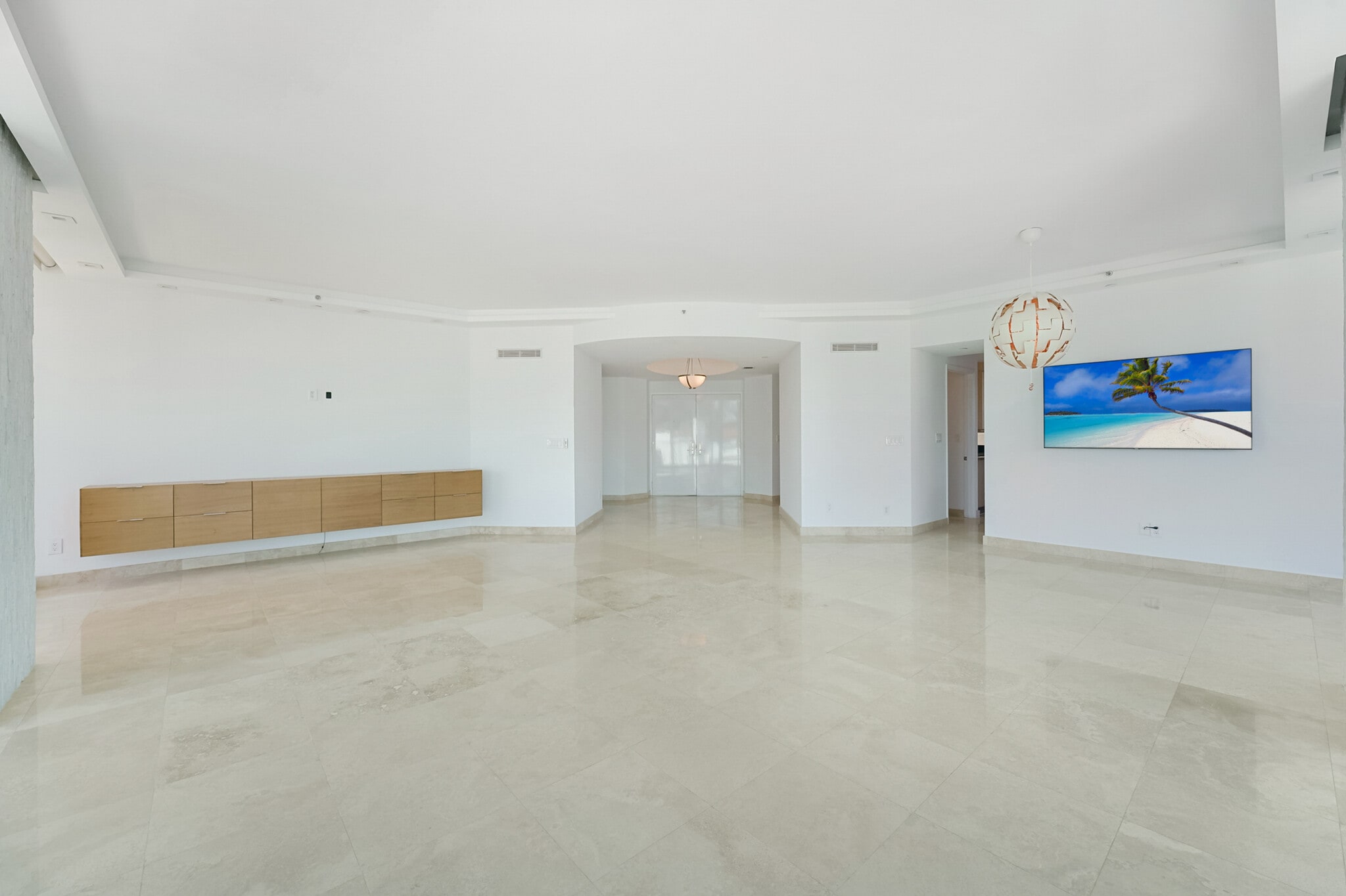 Building Photo - 300 S Pointe Dr