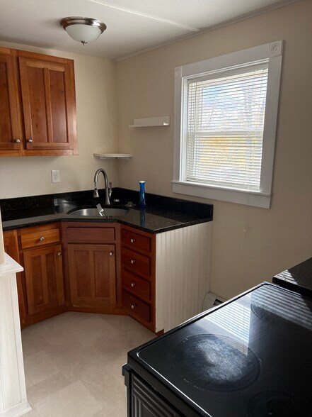 Primary Photo - 94 Main St