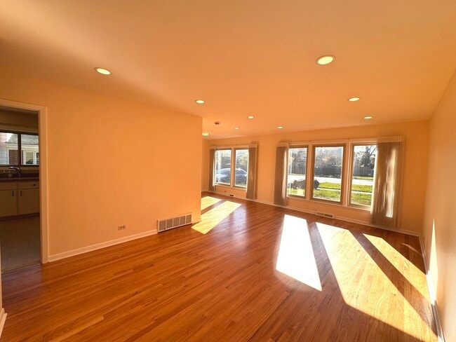 Building Photo - 1042 W Central Rd