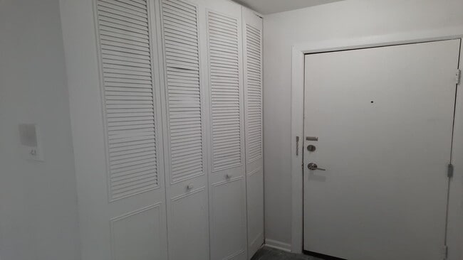 Building Photo - Spacious & Updated 2-Bed, 2-Bath Condo in ...