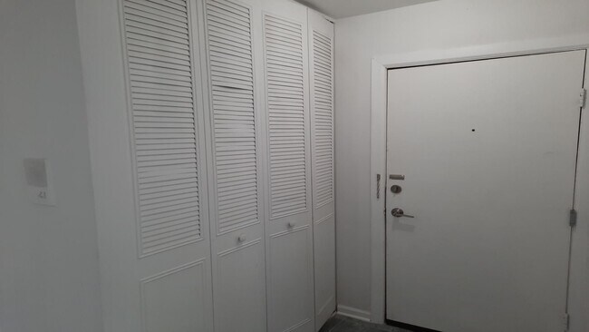 Building Photo - Spacious & Updated 2-Bed, 2-Bath Condo in Desirable Palatine Location