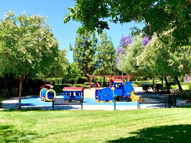 Building Photo - Enchanting 4 bedroom/2.5 bath property in the heart of Claremont Village