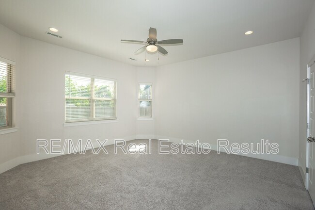 Building Photo - 4903 SW Woodvale Rd
