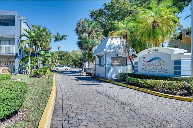 Building Photo - 9365 Fontainebleau Blvd