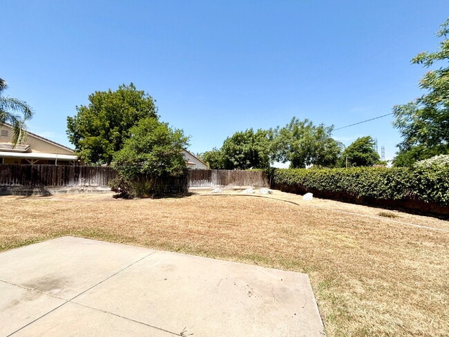 Building Photo - North Merced: Spacious end of cul-de-sac 4...
