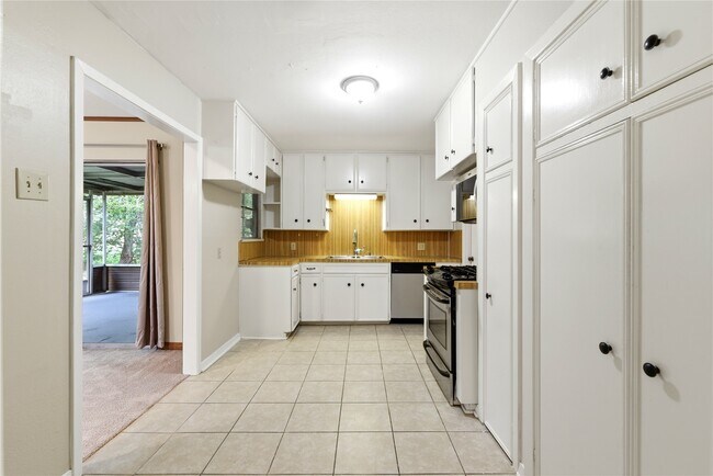 Building Photo - 8406 Highcrest Dr